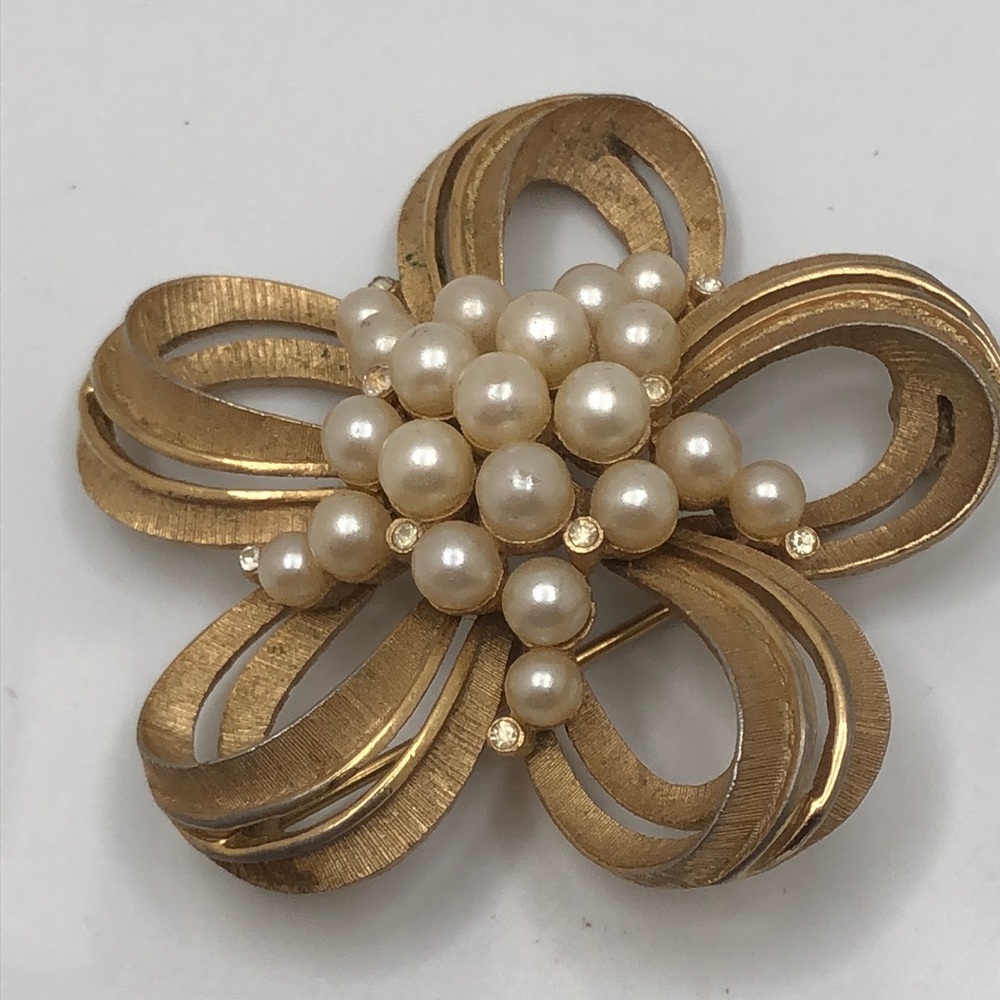 Crown Trifari from 50’s Rose Vermeil Floral Brooch with pearls.